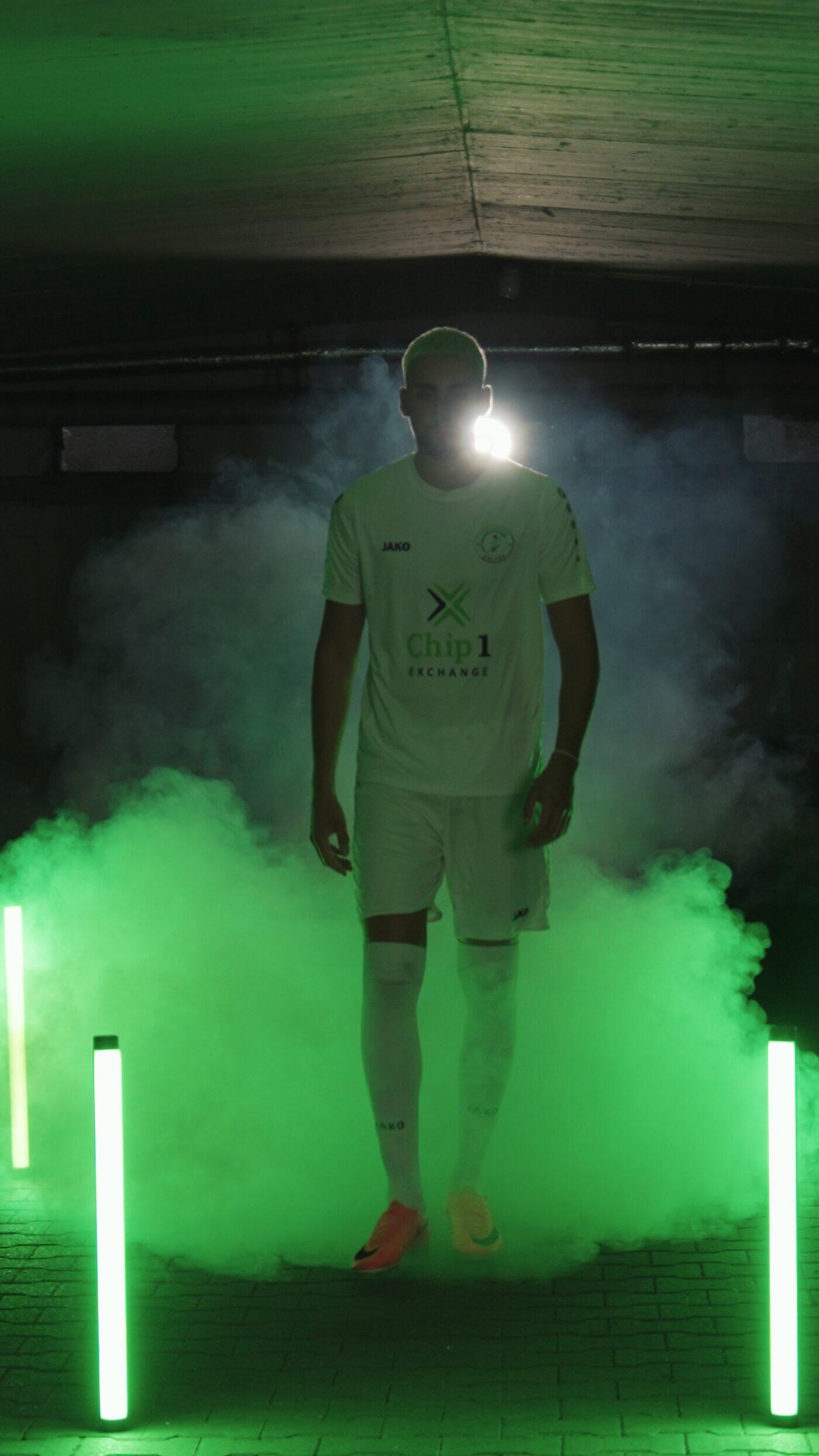 Spieler von 1senburg United im grünen Flutlicht — ehemals SV Pars Neu-Isenburg